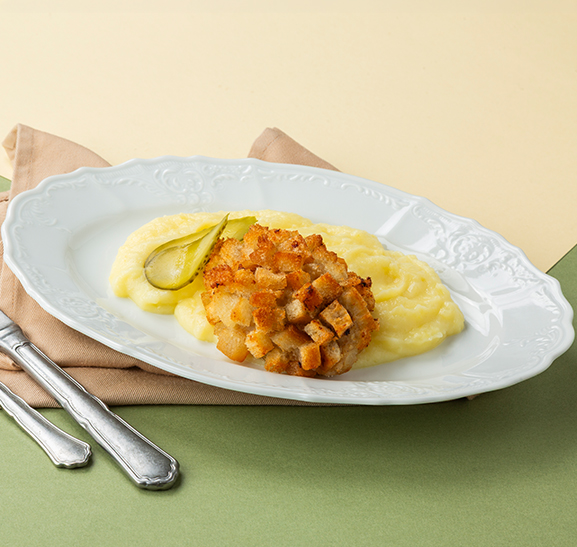 Пожарская котлета с картофельным пюре и маринованным огурчиком 