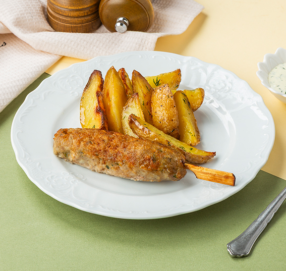 Люля из говядины с запеченным картофелем и фирменным соусом