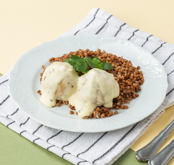 Митболы из курицы с гречей и сливочным соусом