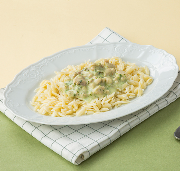 Паста орзо с цыпленком в шпинате