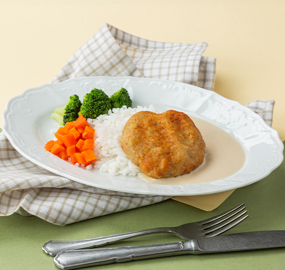 Рыбная котлета с рисом, овощами и соусом